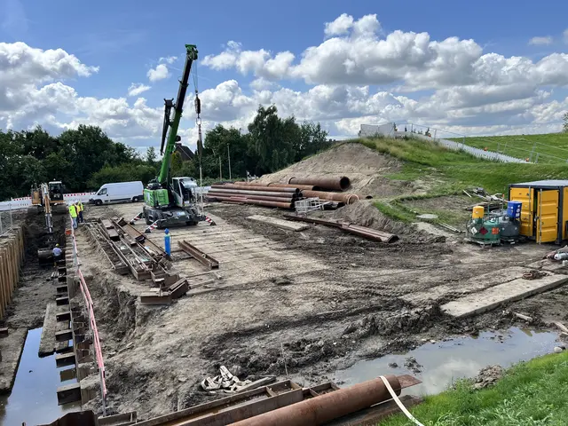 Die Sielbaustelle in Hinterbrack: Um die neuen Rohre verlegen zu können, musste der Deich geöffnet werden  | Foto: Daniel Beneke/Lk Stade