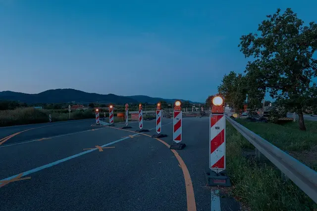 Symbolbild zu einer Baustelle auf einer Autobahn in der Dämmerung | Foto: Adobestock@Mr.Stock