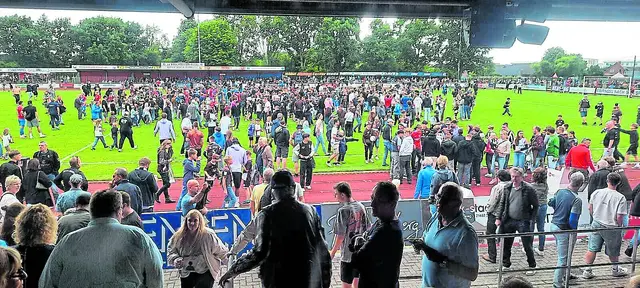 Fans stürmen auf das Spielfeld | Foto: ig