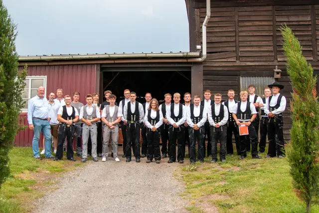 Die Absolventinnen und Absolventen umrahmt von Innungsvertretern, Prüfungsausschussmitgliedern und Lehrern | Foto: Kreishandwerkerschaft