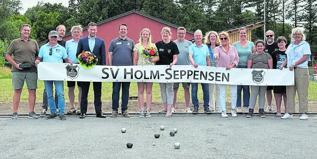 Vertreter und Vorstandsmitglieder des SV Holm-Seppensen mit Michel Peters (Regionalleitung Volksbank Filialbereich Buchholz-Tostedt, mit Blumenstrauß), Sebastian Lühr (rechts daneben: stv. Vorsitzender KSB Harburg-Land) sowie Neeltje Bischel (Sprecherin der Sportjugend des KSB, ebenfalls mit Blumenstrauß). | Foto: SV Holm-Seppensen