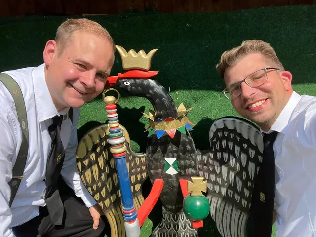 Die Schießewarte des Vereins: Kevin Riege (v.li. 2. Schießwart) und Matthias Schulz (1. Schießwart) halten den Vogel für einen neuen König bereit. | Foto: Schmerling