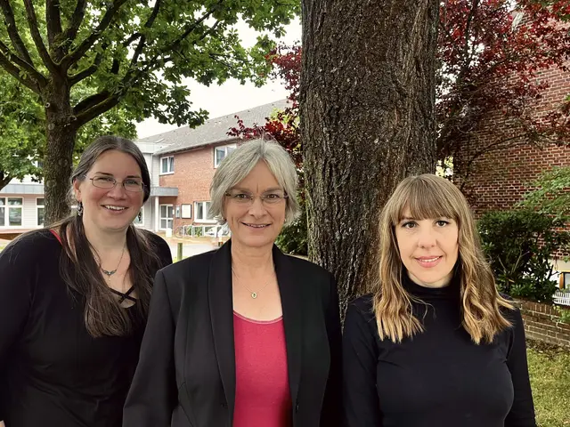 Freude über die Verstärkung: Samtgemeinde-Bürgermeisterin Kathrin Bockey (Mi.) mit den neuen Gleichstellungsbeauftragten Henrike Effenberger (li.) und Olga Gebers | Foto: Samtgemeinde Elbmarsch