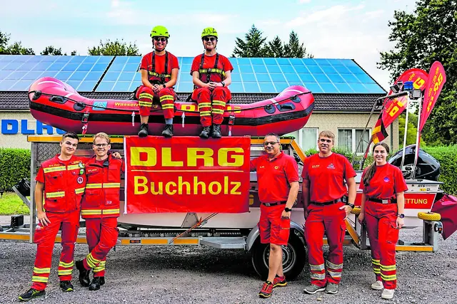 An Land und zu Wasser stets für die Menschen im Einsatz: die DLRG Ortsgruppe Buchholz  | Foto: DLRG