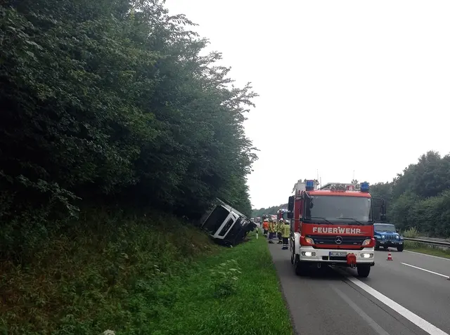 Aus bisher unbekannten Gründen kam ein Lkw von der Autobahn ab | Foto: Burkhard Giese