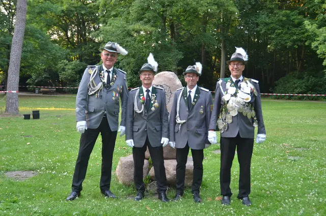 Ulf, der Jubelkönig (re.), mit seinen Adjutanten Uwe
Meins (v.li.), Martin Wiese und Markus Wirsching | Foto: André Welle
