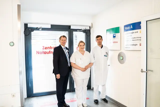 Landtagsabgeordnete Melanie Reinecke (Mitte) hospitierte in der ZNA am Elbe Klinikum Stade und wurde von Chefarzt Dr. André Römgens (re.) und Betriebsleiter Thomas Melosch (li.) in Empfang genommen | Foto: Elbe Kliniken / Kati Meyer-Thiedig