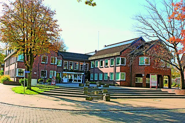 Im Salzhäuser Rathaus wird eine Ausstellung zu den Bahntrassen-Plänen gezeigt | Foto: ce