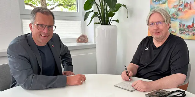 Landrat Kai Seefried (li.) im Gespräch mit WOCHENBLATT-Redaktionsleiter Jörg Dammann   | Foto: Daniel Beneke