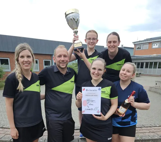 Das Siegerteam mit Pokal (vorne v.li.): Julia Jäckstein, Sebastian Kroepelin, Tanja Wömpner (mit Urkunde), Susanna Sonneck (mit Flasche); (oben v.li.): Ann-Kristin Mohr (mit Pokal) und Kerstin Mohr | Foto: Grün-Weiß