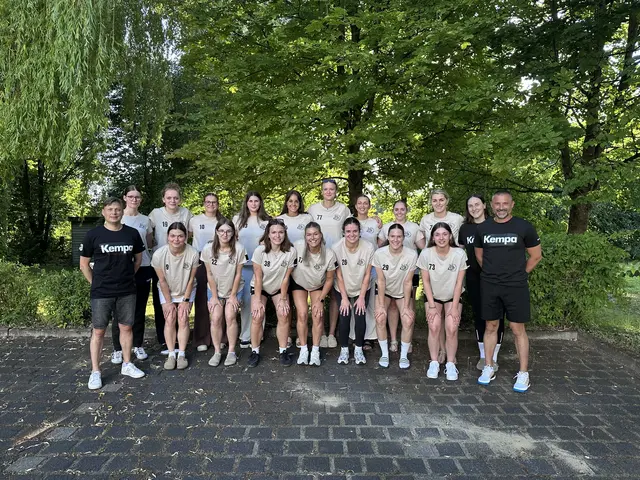 Das neu formierte Team der Handball-Luchse mit Geschäftsführer Sven Dubau (li.) und Trainer Dubravko Prelcec (re.) | Foto: HL Buchholz 08-Rosengarten