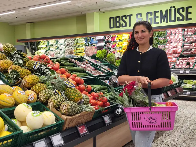 Elcin Kurze, Geschäftsführerin des Edeka-Einkaufscenter Bade in Tostedt, stellt den Flirtkorb | Foto: sh