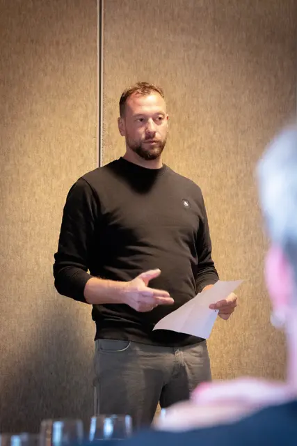 Marco Wiebusch, Vorsitzender des Prüfungsausschusses,
würdigte die Leistung der sechs Prüflinge | Foto: Kreishandwerkerschaft