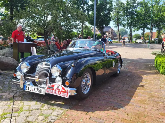 Viel Chrom an den Rädern, Scheinwerfern und Stoßstange: ein Jaguar XK150  | Foto: wd