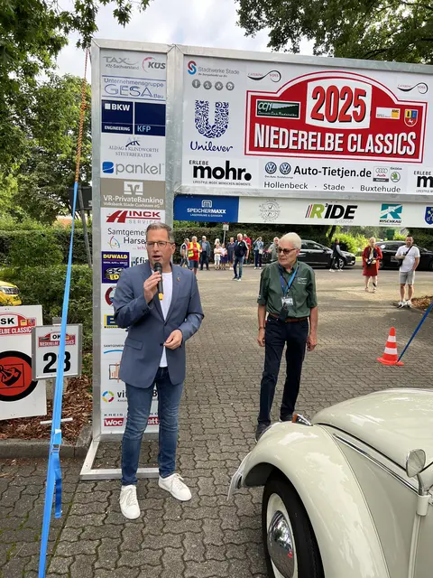 Landrat Kai Seefried (li.) und Chef-Organisator managten den Start in Harsefeld | Foto: Daniel Beneke