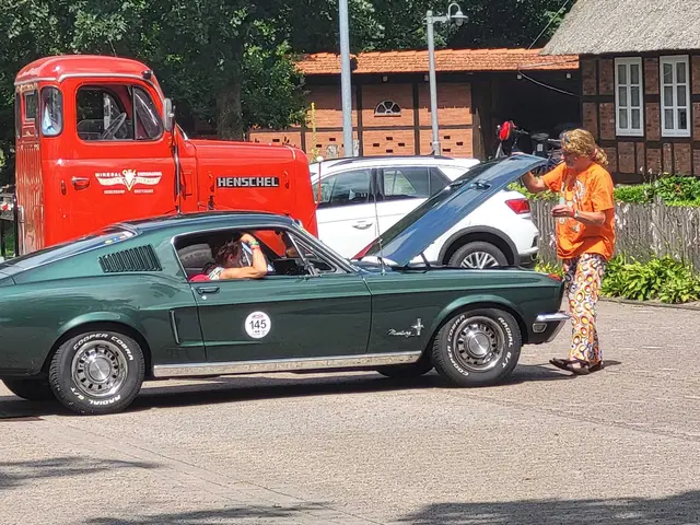 Blick unter die Motorhaube: ein Ford Mustang Fastback, lackiert in der typischen Farbe Dark Moss Green (Bullitt-Green) | Foto: wd