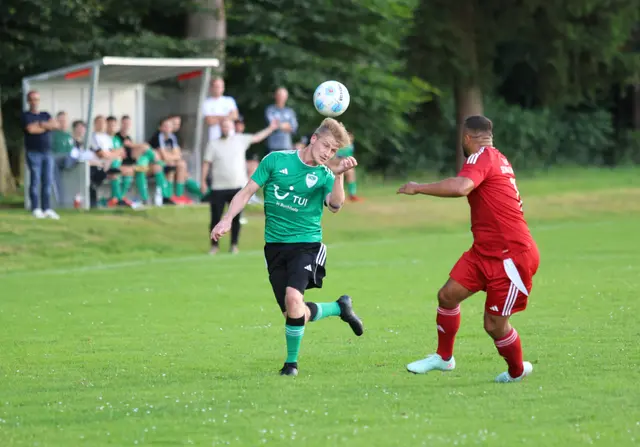 Estetals Nummer 9, Steffen Westermann (li.) mit "Köpfchen" | Foto: cc