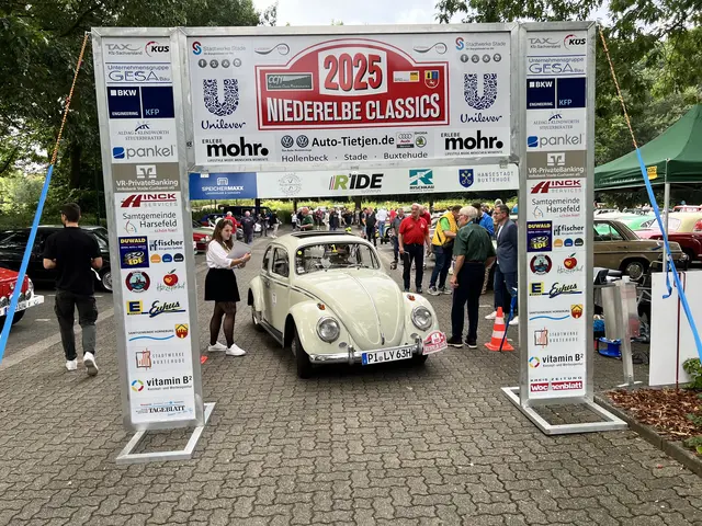 Der VW Käfer wurde in Harsefeld als erstes Fahrzeug auf die Strecke geschickt | Foto: Daniel Beneke