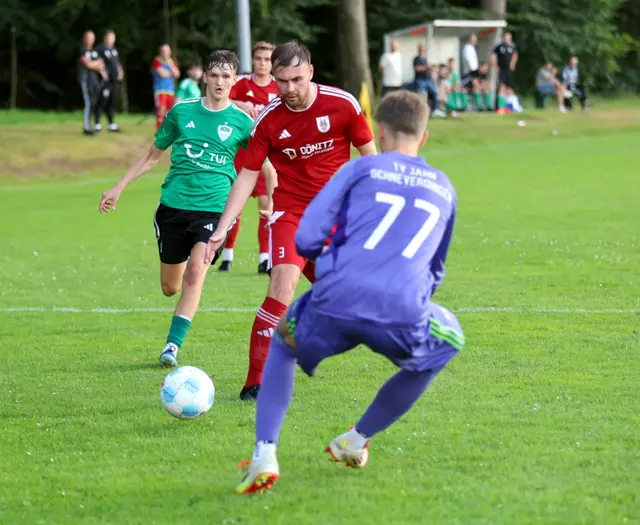 Bezirkspokal-Auftaktspiel zwischen SG Estetal (in grün) und TV Jahn Schneverdingen | Foto: cc
