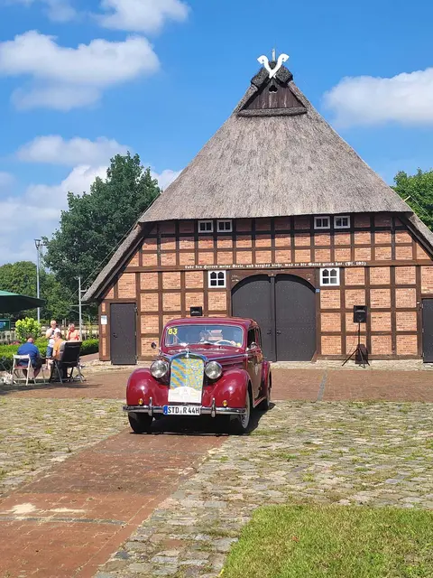 Ein Nachkriegs-Mercedes vor dem Heimathaus in Kuntenholz | Foto: wd