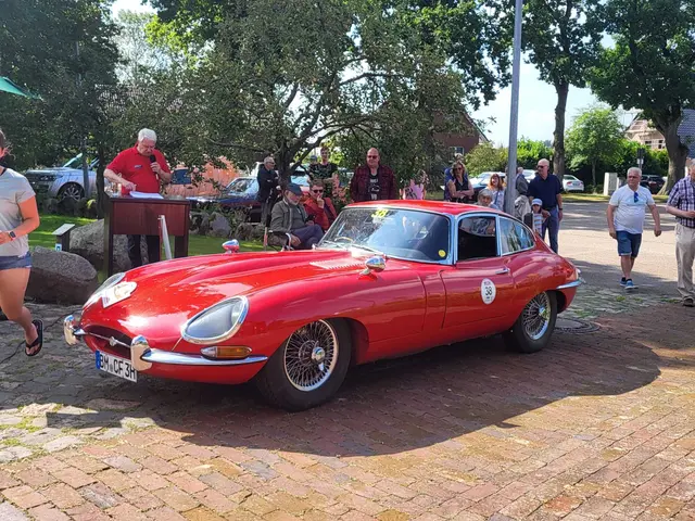 Echter Hingucker am Kontrollpunkt in Kutenholz: ein Jaguar E | Foto: wd