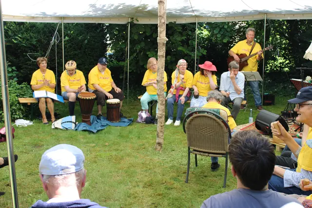 Sängerinnen und Sänger mit geistiger Behinderung bilden den Chor "Happi kaps" der Lebenshilfe aus Buchholz, der in Salzhausen das Publikum beeindruckte  | Foto: ce