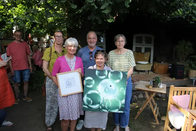 Freude über die (v)ersteigerten Bilder (v. li.): Martina Schönke, Petra Kalusa, Stargast und Auktionator Marek Erhardt, Antje Keller und Beate Röhlsberger | Foto: ce
