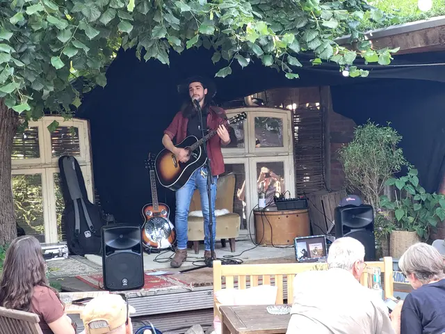 David Tarokana gab auf der Café-Bühne ein Konzert | Foto: ce