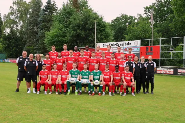 Mit einigen Neuzugängen zur neuen Saison sieht sich der TSV Buchholz 08 gut aufgestellt mit (obere Reihe v. li.): Rico Stahl, Tizian Backhaus, Tinotenda Mhetura, Leandro Mendes Tavares, David Mrozek, Niklas Schulz, Ernesto Keisef, Phil Wyludda, und (Mitte, v. li.): Betreuer Heiko Siemons, Betreuer Andreas Jahn, Betreuerin Anja Siemons, Mahmoud Haidar, Arnaud Bosselmann, Lukas Kremer, Jan Matthees, Yago Hahne, Patrick Böhmker, Jonas Fritz, Till Strohbehn, Torwarttrainer Baktash Popal, Co-Trainer Jan-Akira Voß, Physiotherapeutin Leonie Petersen, Trainer Christoph Behrens sowie (vorne v. li.): Alpay Altuntas, Jakob Schulz, John Cassel, Lasse Lader, Tim Burgemeister, Mats Haase, Kilian Labott, Amadou Diallo und Torben Rembacz | Foto: cc