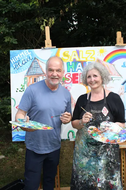 Stargast Marek Erhardt wirkte auch beim Bild der Salzhäuser Wahrzeichen mit, das die Salzhäuser Malerin Alexandra Eicks schuf | Foto: ce