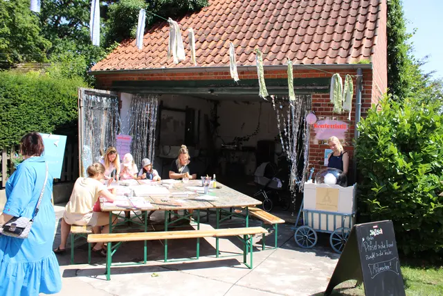 Vor und in der Garage waren Workshops angesagt, und es gab leckere Zuckerwatte | Foto: ce