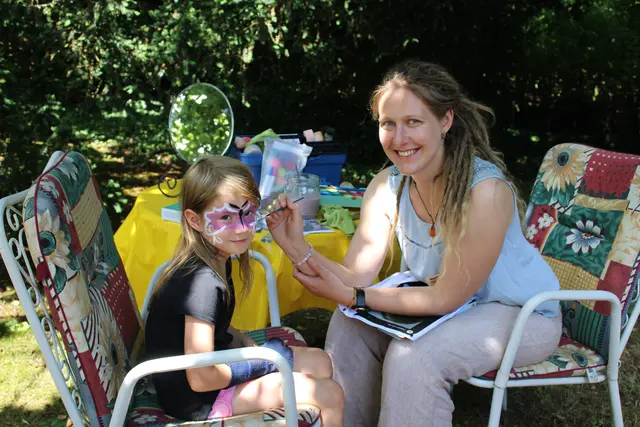 Ilvie (7) aus Winsen ließ sich das Gesicht fantasievoll von Marie Knorr vom Naturerlebniswerk Vierhöfen schminken | Foto: ce