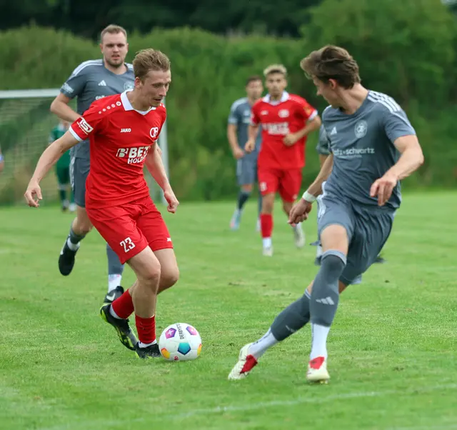Im Angriffsmodus präsentierte sich der Buchholzer Niklas Schulz (li.) schon im Testspiel (5:2 für TSV) gegen den FC in Bendestorf | Foto: cc