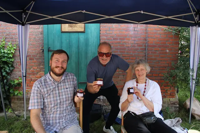"Das wird auch meinen Kindern schmecken": Startgast Marek Erhardt (Mi.) war begeistert von der selbst gemachten Marmelade aus Gödenstorf, die Ulrike Petersen und ihr Neffe Marcel anboten | Foto: ce