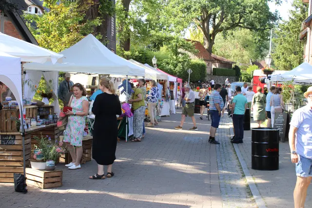Die Winsener Straße wurde zur Flaniermeile mit einem breitgefächerten Angebot an den Verlaufsständen | Foto: ce