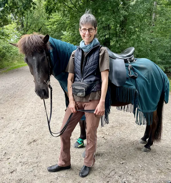 Kristina Haupt möchte vermeiden, dass ihrem Islandpferd "Dökkvi" oder anderen Pferden etwas geschieht und sensibilisiert für die Gefahr des Jakobkreuzkrauts | Foto: Hopp