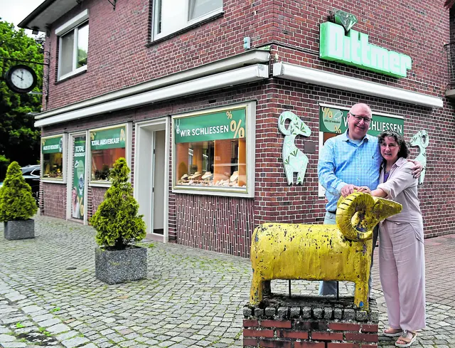 Andrea und Klaus Dittmer mit dem "Goldenen Bock", der ein Symbol für das Fachgeschäft "Juwelier Dittmer" in Hanstedt ist | Foto: Axel-Holger Haase