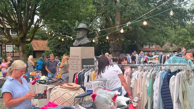 Der Egestorfer Stöberabend lockt immer viele Schnäppchenjäger an | Foto: Anja Wünnecke