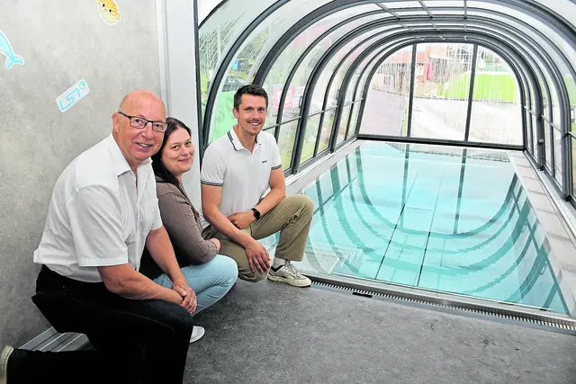 Freude beim TSV 08-Vorstand für den mobilen Pool (v. li.): Christian Weiß, Hu Sanae Kaisik und Hannes Klitschke | Foto: Axel-Holger Haase