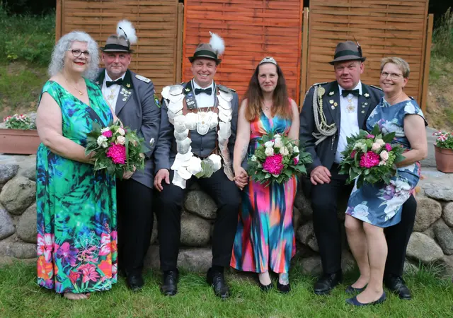 König Dani "Der Durchstarter" Hogrefe (Mi.) mit seiner Königin Jenni sowie den Adjutantenpaaren (v. li.) Kai und Nicoletta Greußlich sowie Hans-Peter Meier und Anja Peters-Meier | Foto: SV Neu Wulmstorf