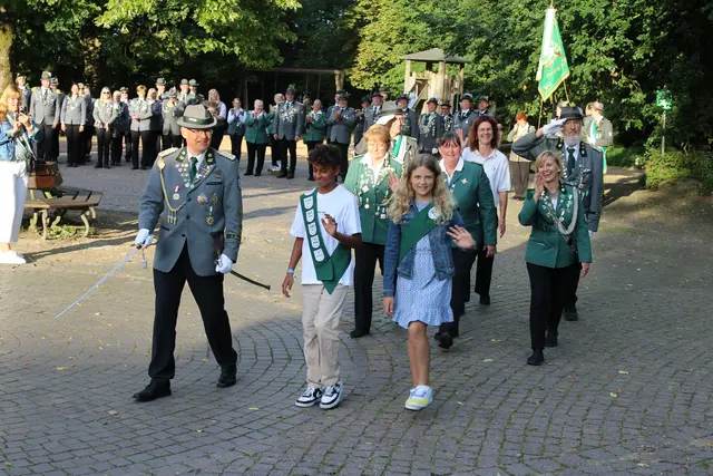 Die Kinderkönige Linnea Wiking und Joel Homp mit weiteren Gekürten und Adjutanten | Foto: ce