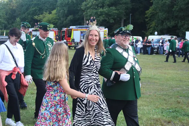 Tostedts neuer Schützenkönig Ralf Ende mit seiner Königin Viola Ende-Bredemeier und Tochter Jolien  | Foto: pm