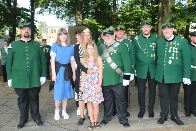 Tostedts neuer Schützenkönig Ralf Ende (Mi.) mit seiner Königin Viola Ende-Bredemeier und Tochter Jolien sowie den Adjutanten: Dominik Schnabel (li.) sowie (v. re.): Marc und Sven Baden, Ralf und Kerstin Kaiser | Foto: pm