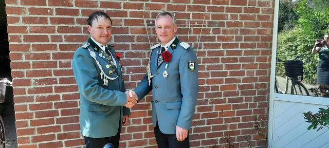 Blicken zwecks Traditionsspflege ernst in die Zukunft: Präsident Lutz Hillmer (re.) und Vizepräsident Andreas Thiemann | Foto: SK Tespe