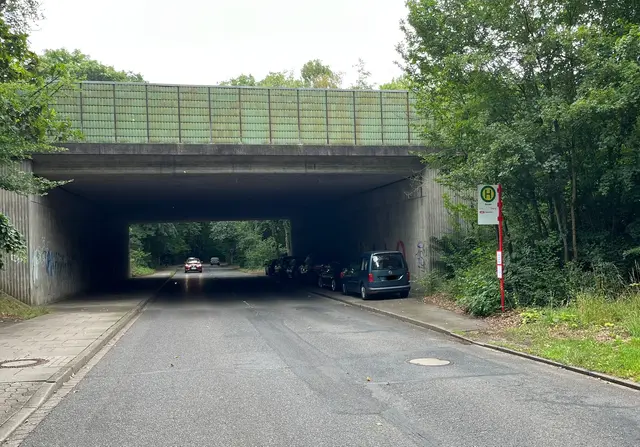 Der Blitzer befindet sich in dem Van unter der Brücke | Foto: sra