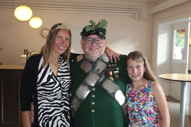 Tostedts neuer Schützenkönig Ralf Ende mit seiner Königin Viola Ende-Bredemeier und Tochter Jolien  | Foto: pm