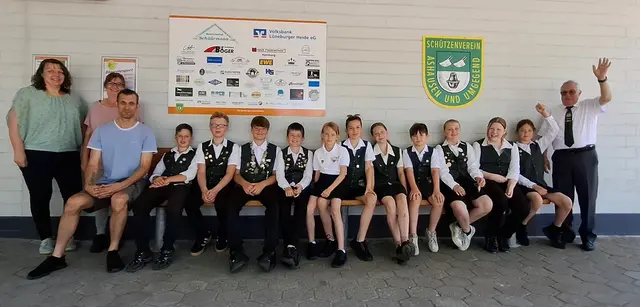 Die Jugend mit ihren Unterstüzern | Foto: Schützenverein Ashausen