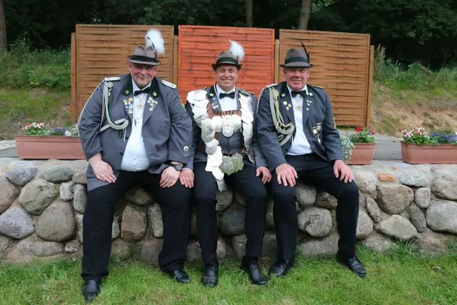 König Dani "Der Durchstarter" Hogrefe (Mi.) mit seinen Adjutanten Kai Greußlich (li.) und Hans-Peter Meier  | Foto: SV Neu Wulmstorf