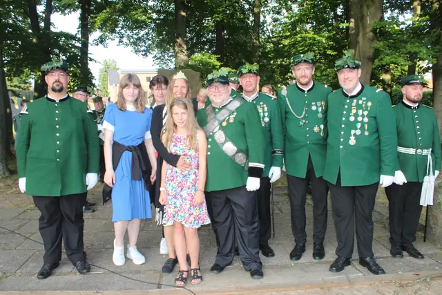 Tostedts neuer Schützenkönig Ralf Ende (Mi.) mit seiner Königin Viola Ende-Bredemeier und Tochter Jolien sowie den Adjutanten: Dominik Schnabel (li.) sowie (v. re.): Marc und Sven Baden, Ralf und Kerstin Kaiser | Foto: pm