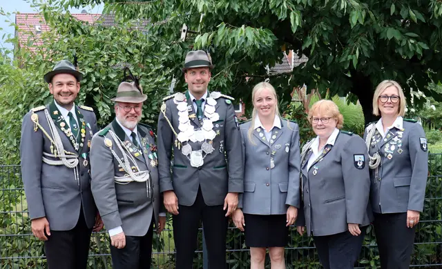 Das Königsfoto (v.li.): Adjutant Oliver Jantzen, Adjutant Nico Parwulski, König André Unterhardt, Königin und Damenkönigin Miriam Uterhardt, Adjutantin Barbara Parwulski, Adujantin Stephanie Weiß | Foto: Schützenverein Ramelsloh